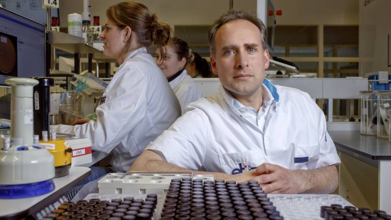 Arts-microbioloog Jean-Luc Murk van het ETZ in het laboratorium (foto: Dolph Cantrijn/ANP).