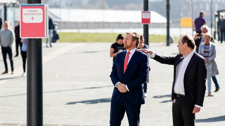 Jeroen Bosch Ziekenhuis-directeur Piet-Hein Buiting leidt Koning Willem Alexander rond. Foto: ANP