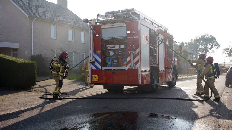 De brandweer had de brand in Soerendonk snel onder controle (foto: WdG/SQ Vision).