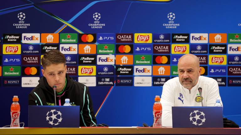 Joey Veerman en Peter Bosz bij de persconferentie (foto: ANP).