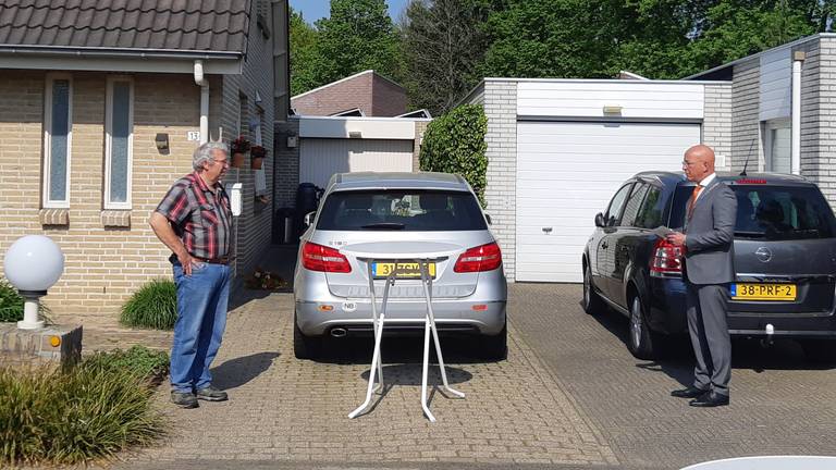 Raadslid Cees Meijvis (links) wordt op afstand gefeliciteerd door burgemeester Maarten Houben (foto: gemeente Nuenen).