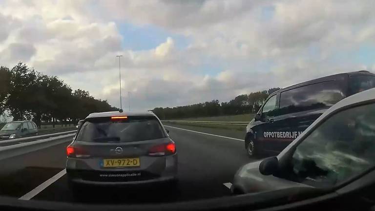 De bestuurder van de Renault Clio probeerde zich meerdere keren tussen auto's te wringen (afbeelding: Dumpert).