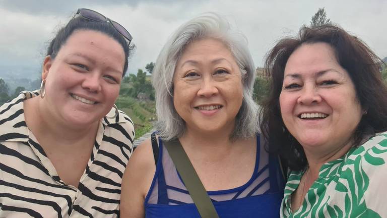 Frances bersama teman seperjalanannya Helena Smit (kiri) dan Francesca Tan (tengah) (Foto: Frances Kuijc).