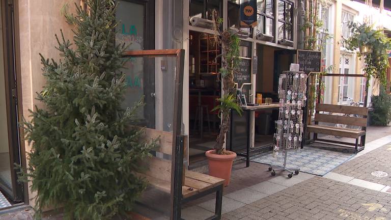 Op de bankjes bij Café Lalalaa mag niet gezeten worden (foto: Omroep Brabant).