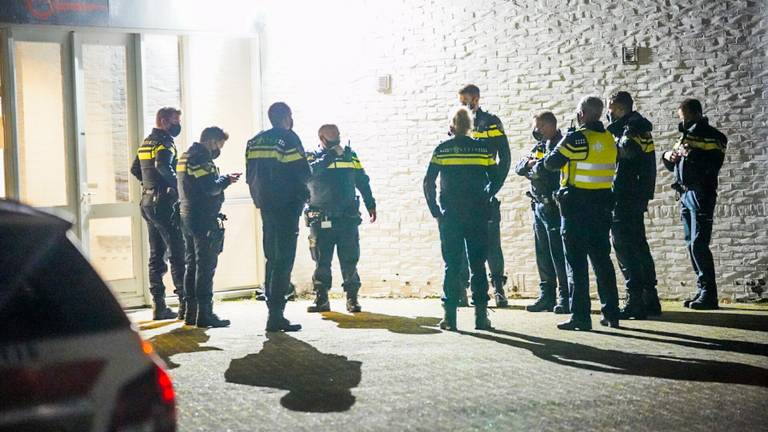 De politie greep in bij de kerstborrel.