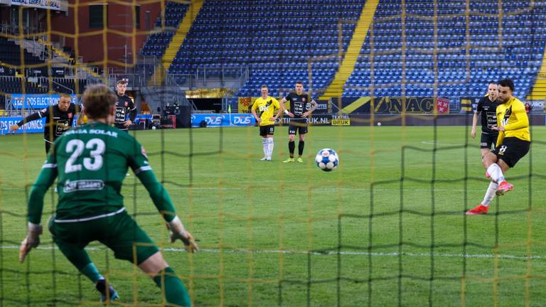 Mounir El Allouchi scoort voor NAC vanuit een strafschop.