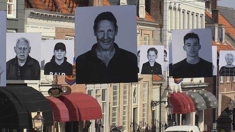 In zwartwit hangen honderd foto's van Heusdenaren boven de Botermarkt