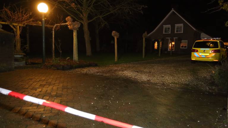 De bewoner raakte lichtgewond bij de woningoverval (foto: Bart Meesters/Meesters Multi Media).