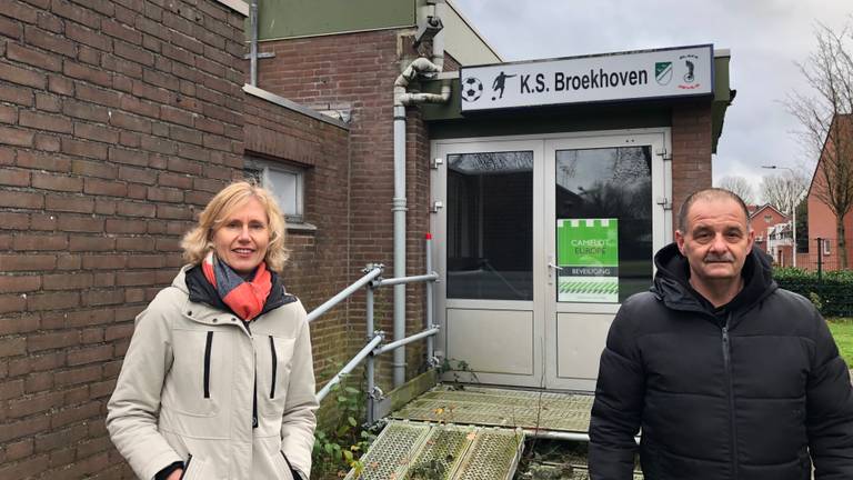 Helma Oostelbos en Robert Martens bij de voormalige voetbalkantine (foto: René van Hoof).