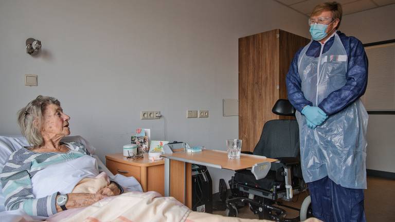 Koning Willem-Alexander bezoekt cohortafdeling Thebe in Amphia Ziekenhuis (Foto: ANP).
