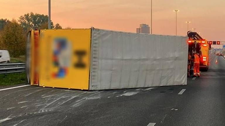 A16 urenlang dicht nadat vrachtwagen kantelt bij Breda-Noord