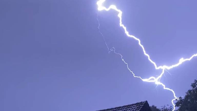 De bliksem, gefotografeerd vanuit een achtertuin (foto: Poels).