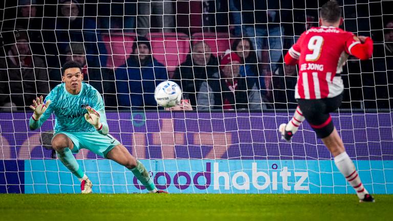 Luuk de Jong schoot vlak voor tijd de 2-2 binnen. (Foto: Ed van de Pol/Orange Pictures)