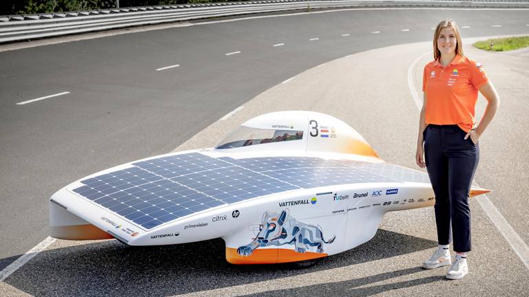 Caroline Smulders met de zonneauto Nuna11 (foto: Jorrit Lousberg - Vattenfall Solar Team).