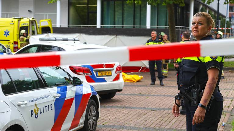 De omgeving van het gemeentehuis werd afgezet na de heftige gebeurtenis (foto: Gabor Heeres/SQ Vision).