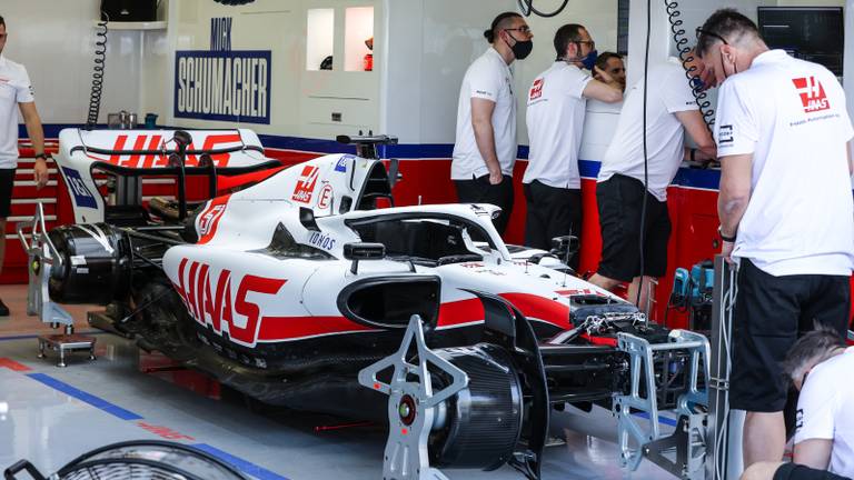 De nieuwe auto van Haas, het logo van Tricorp op de mouwen (foto: Orange Pictures).