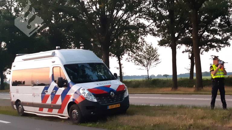 De politie deed zaterdag snelheidscontroles buiten de bebouwde kom van Oss (foto: Twitter Verkeerspolitie Oost-Brabant).