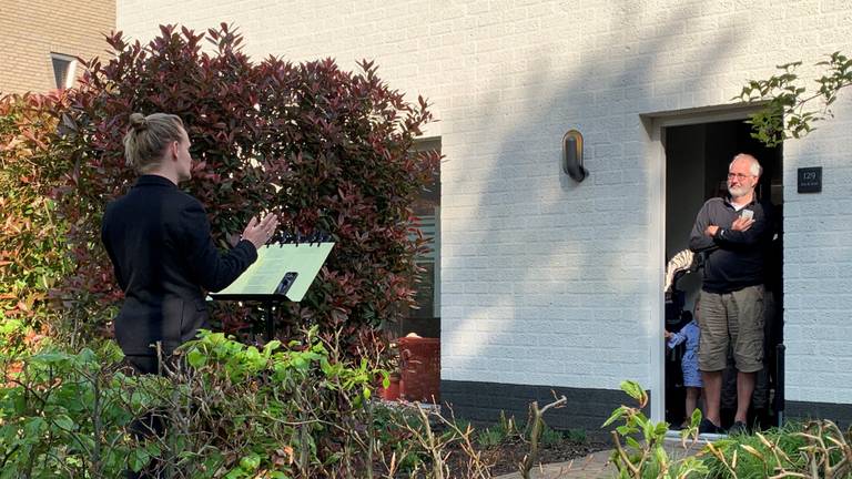 De gelukkigen in Den Bosch worden toegezongen (foto: Eva de Schipper).