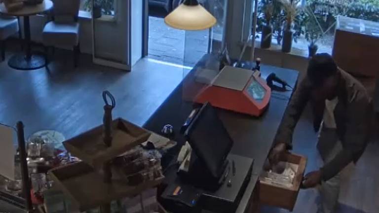 Dief bestelde kaasbroodje en stal ondertussen enkele rollen postzegels     