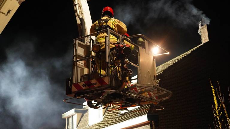 Met behulp van een hoogwerker werd de schoorsteenbrand in Budel-Schoot gedoofd (foto: WdG/SQ Vision).