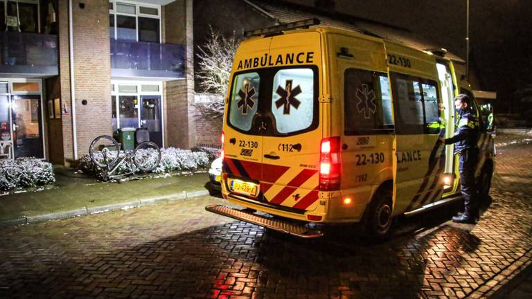 De man is in een ambulance naar een ziekenhuis gebracht (foto: Harrie Grijseels/SQ Vision).