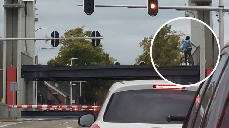 Fietser blijft op opengaande brug staan: 'Dit is levensgevaarlijk'
