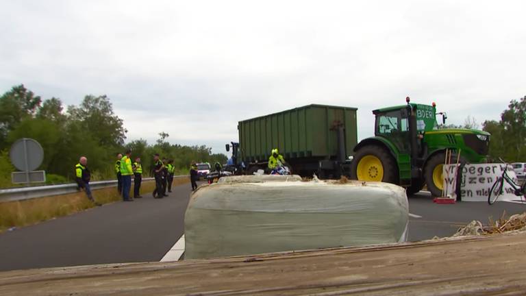 Boeren blokkeerden uit protest de snelweg A67