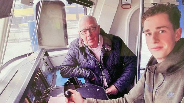 Lars met zijn opa in een trein (Foto: Privébeeld).