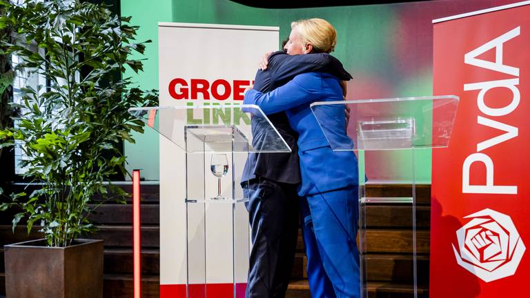 Partijleiders Jesse Klaver (GroenLinks) en Attje Kuiken (PvdA) vallen elkaar in de armen. De leden zijn overduidelijk voor één fractie in de Tweede Kamer. (Foto: ANP)