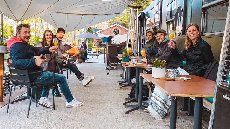 In alle vroegte op het terras in Tilburg (foto Sanne Stenvert).