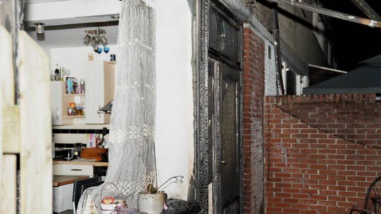 De schade aan het huis aan de Bredastraat in Den Bosch is groot na de brand (foto: Bart Meesters).