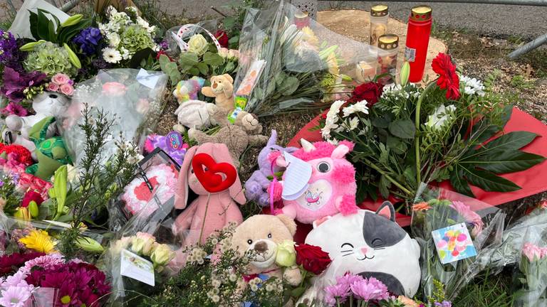Tussen de bloemen liggen ook veel knuffels van kinderen uit de buurt (foto: Floortje Steigenga).