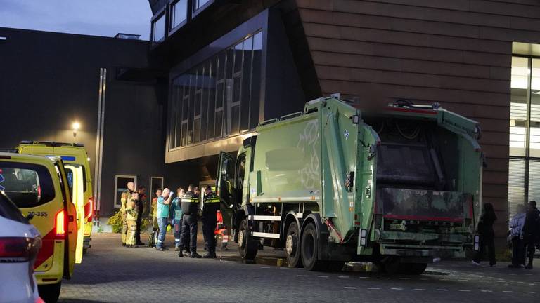 Vuilniswagen knalt op gebouw, chauffeur en bijrijder gewond