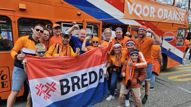 Patrick en Sjoerd met andere Bredanaars bij de Oranjebus (foto: Patrick Sneller).