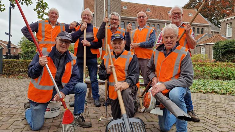 Deze vrijwilligers doen het groenonderhoud in hun dorp: ‘Dankbaar werk' (foto: Tom Berkers).