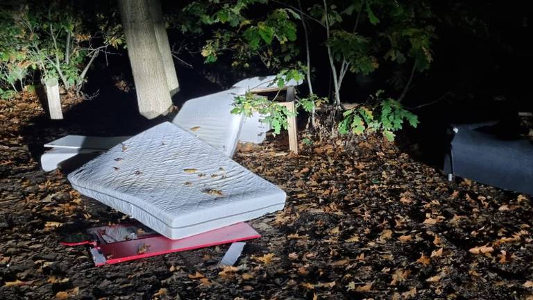 Spullen van kinderkamer gedumpt op militair oefenterrein (foto: politie Dongen-Gilze en Rijen).