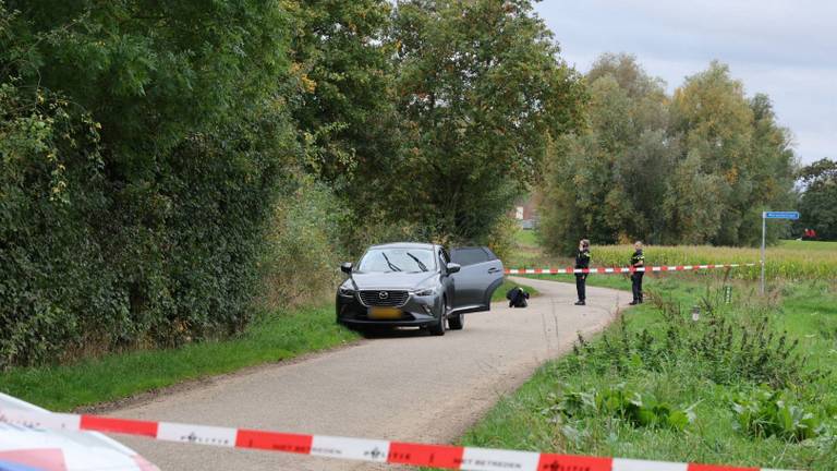 In een auto aan de Loerangelsestraat in Boxmeer is maandagavond een overleden man gevonden.
