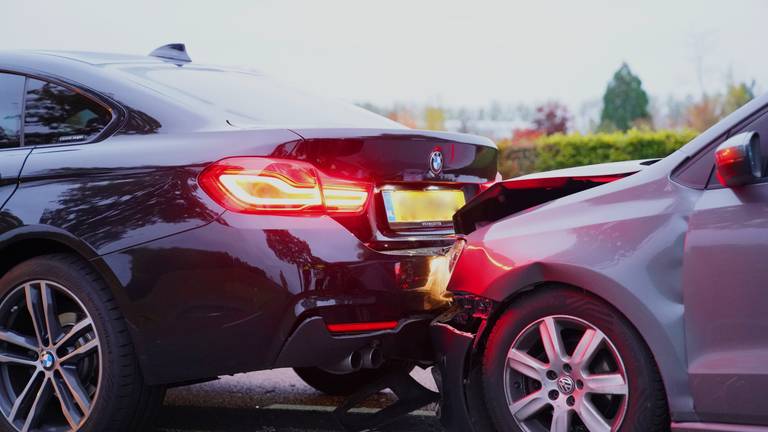 Auto's botsen op elkaar, twee gewonden naar het ziekenhuis