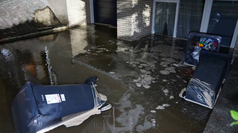 Nacht vol waterellende: gesprongen leiding zet huizen blank