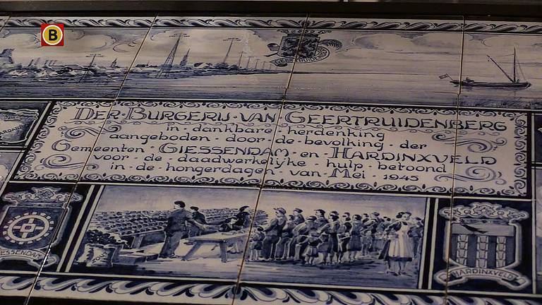 Het tegeltableau dat de bevolking van Geertruidenberg kreeg als dank voor de hulp .