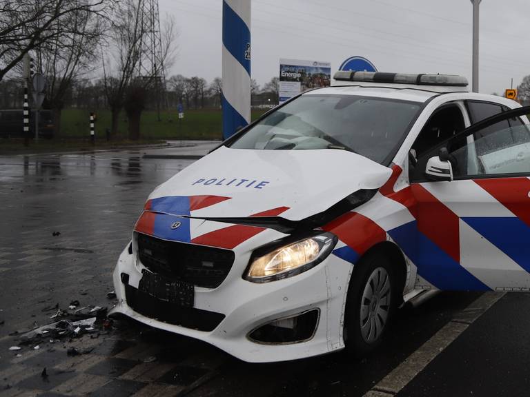 Politieauto botst op bestelwagen in Boxmeer
