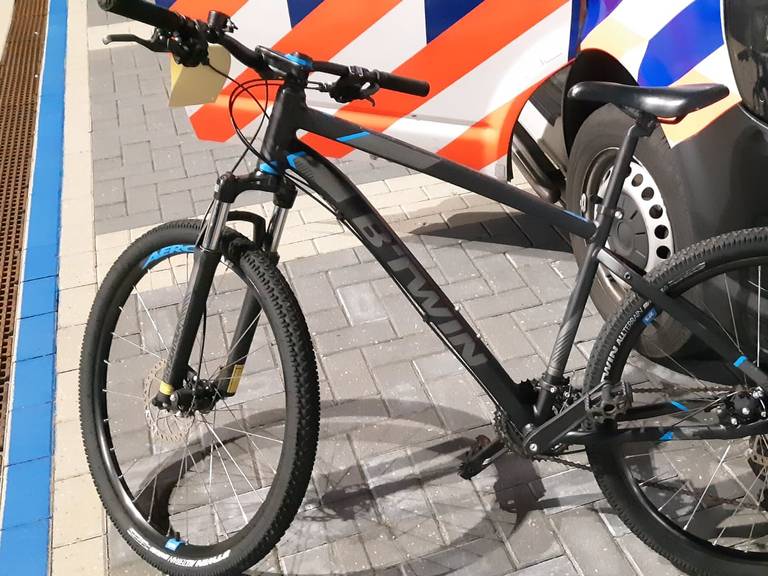 Een van de vele fietsen die ontdekt werden in een schuur in Bergen op Zoom (foto: Facebook politie Bergen op Zoom).