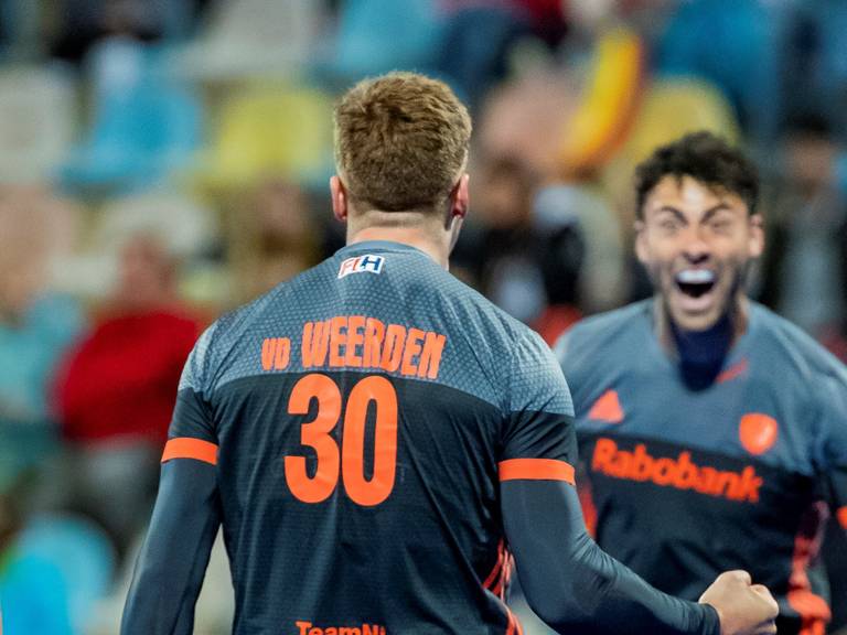 Mink van der Weerden en Glenn Schuurman vieren samen doelpunt voor Oranje
