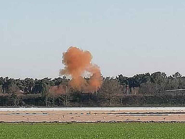 Na explosies komen er flinke oranje rookwolken vrij (foto: Erik Peeters). 