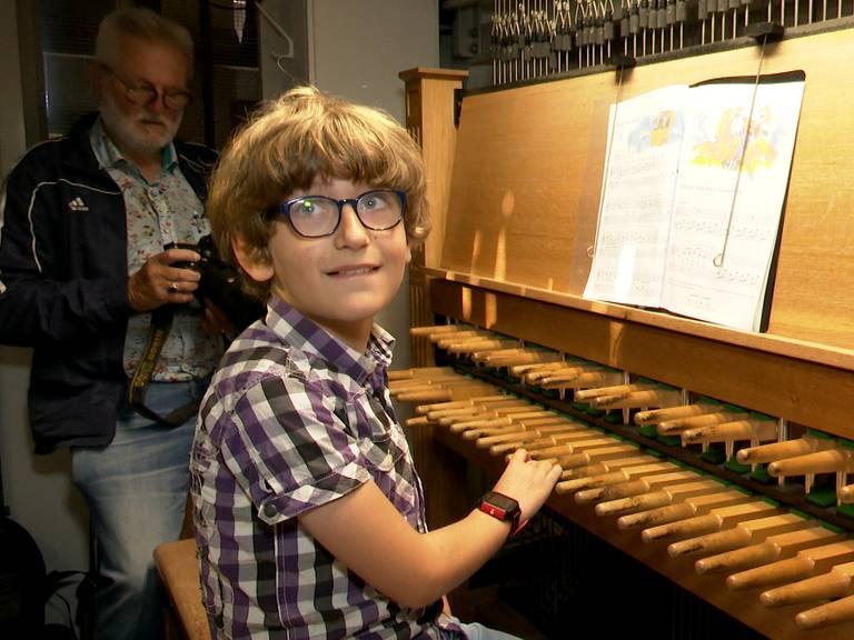 10-jarige Darian mag als eerste de klokken van de Sint-Jan luiden