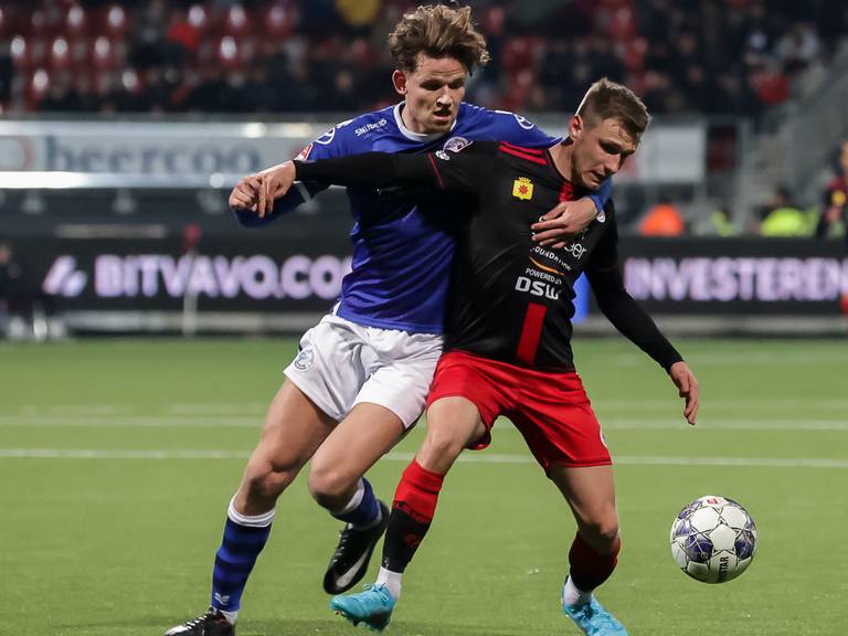 Teun van Grunsven (FC Den Bosch, li.) omarmt Reuven Niemeijer (Excelsior).  