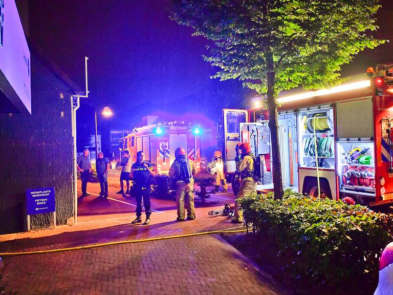 Vanwege de brand in Veldhoven werden diverse hulpdiensten opgeroepen (foto: SQ Vision).