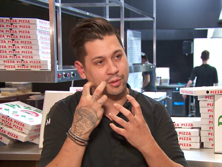 Jermain De Rozario is heel enthousiast over zijn 'sterrenpizza's'.