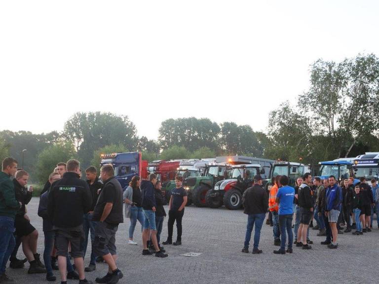 Boeren verzamelden woensdag onder meer in Boxtel voor het boerenprotest in Stroe (foto: Bart Meesters).
