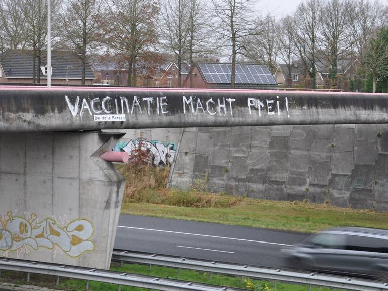 Vaccinatie macht frei staat in witte letters op het viaduct (foto: Robert te Veele).